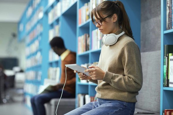 Quelles innovations la Xbox One a-t-elle apportées en termes de fonctionnalités multimédia et d'intégration en ligne ?